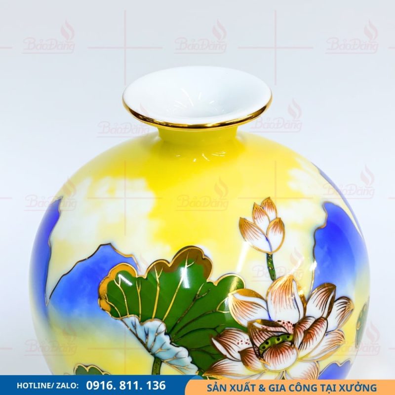 Bình hút lộc phong thủy vẽ tay hoa sen và thuyền buồm tinh xảo