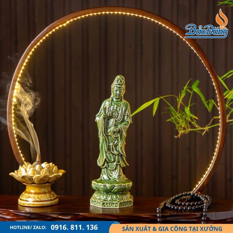 ượng Phật A Di Đà dáng đứng, biểu cảm hiền từ
