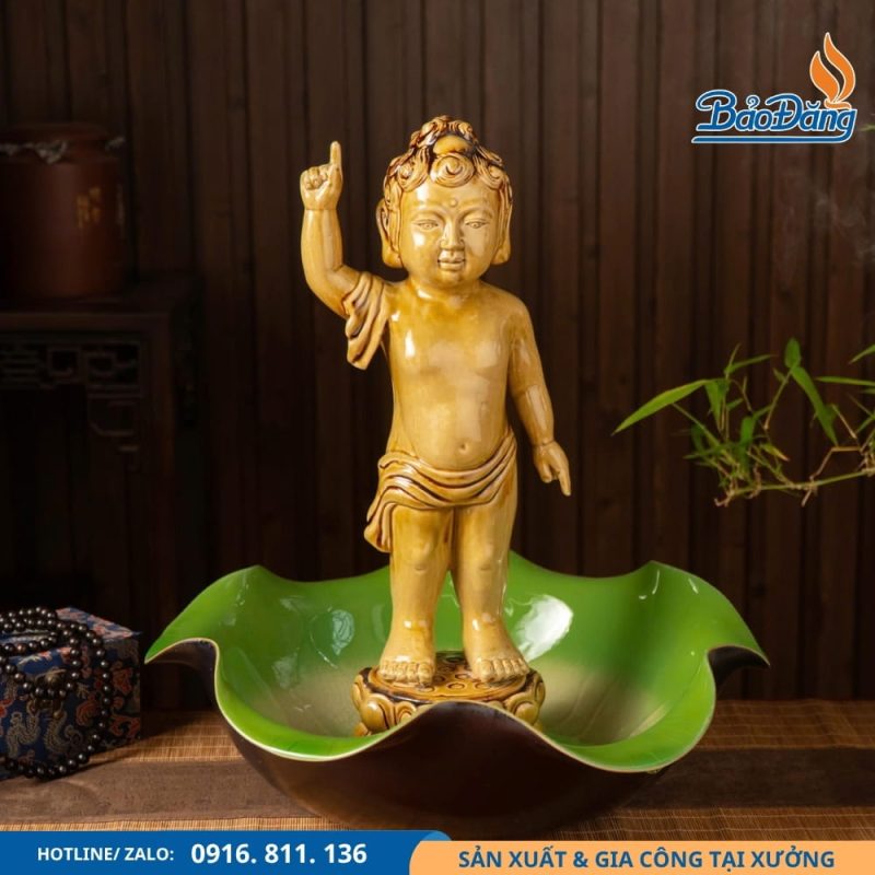 Tượng Phật Đản Sinh gốm sứ với thiết kế tinh xảo