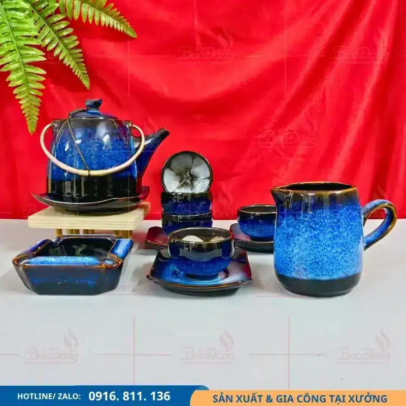 Bộ ấm chén ấm tích quai đồng men xanh thạch với phong cách cổ điển