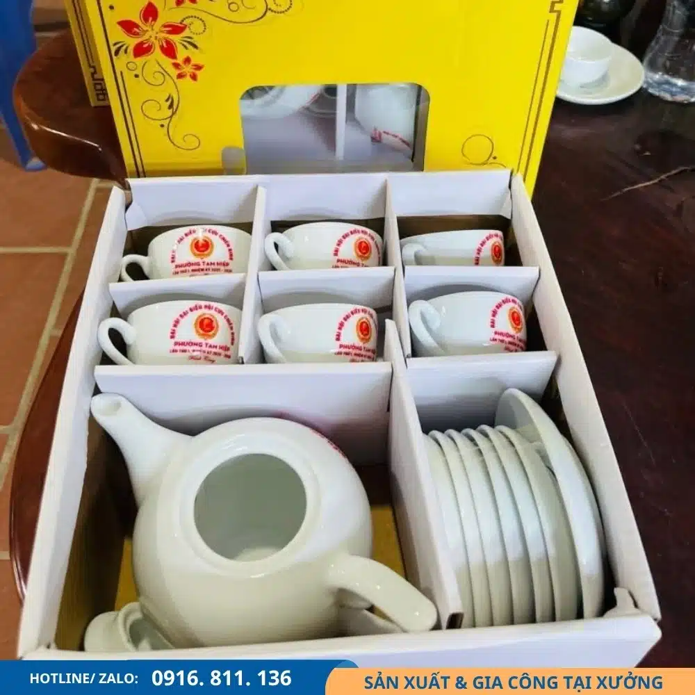 Bộ ấm chén bưởi lửa in logo đại hội cựu chiến binh Bộ ấm chén bưởi lửa in logo phục vụ đại hội cựu chiến binh