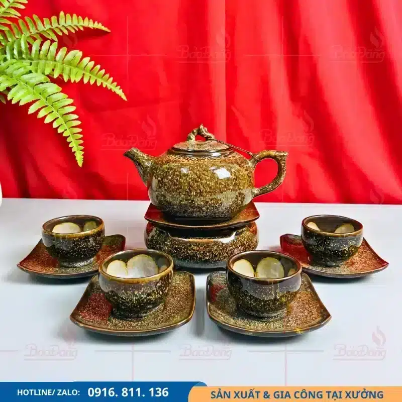 Bộ ấm chén gấm vàng dáng gốc cây hỏa biến đầy tinh tế