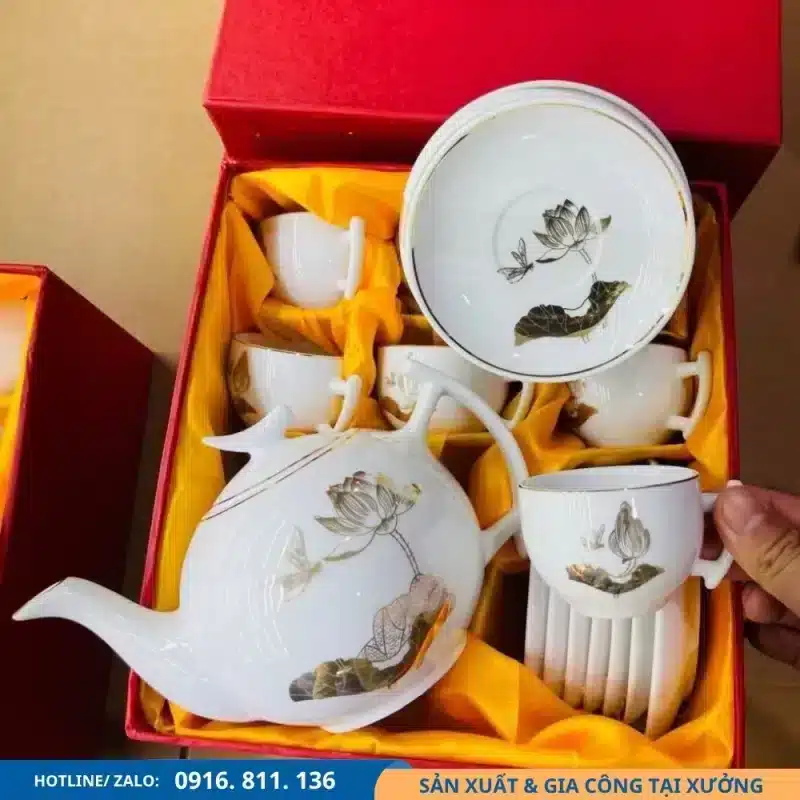 Bộ ấm chén hoa sen vẽ vàng làm quà lưu niệm đại hội