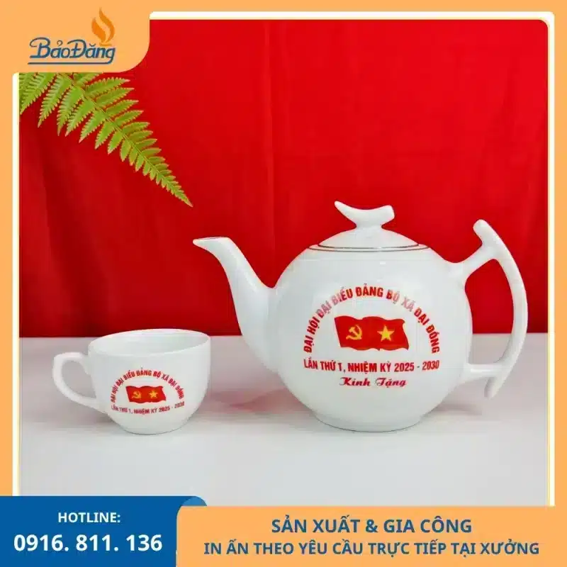 Bộ ấm chén hoa sen vẽ vàng dành cho đại hội đảng bộ xã