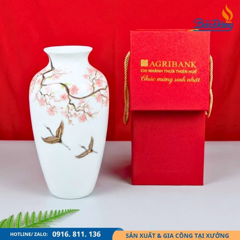 Bình hoa chim hạc in logo Agribank với thiết kế trang nhã
