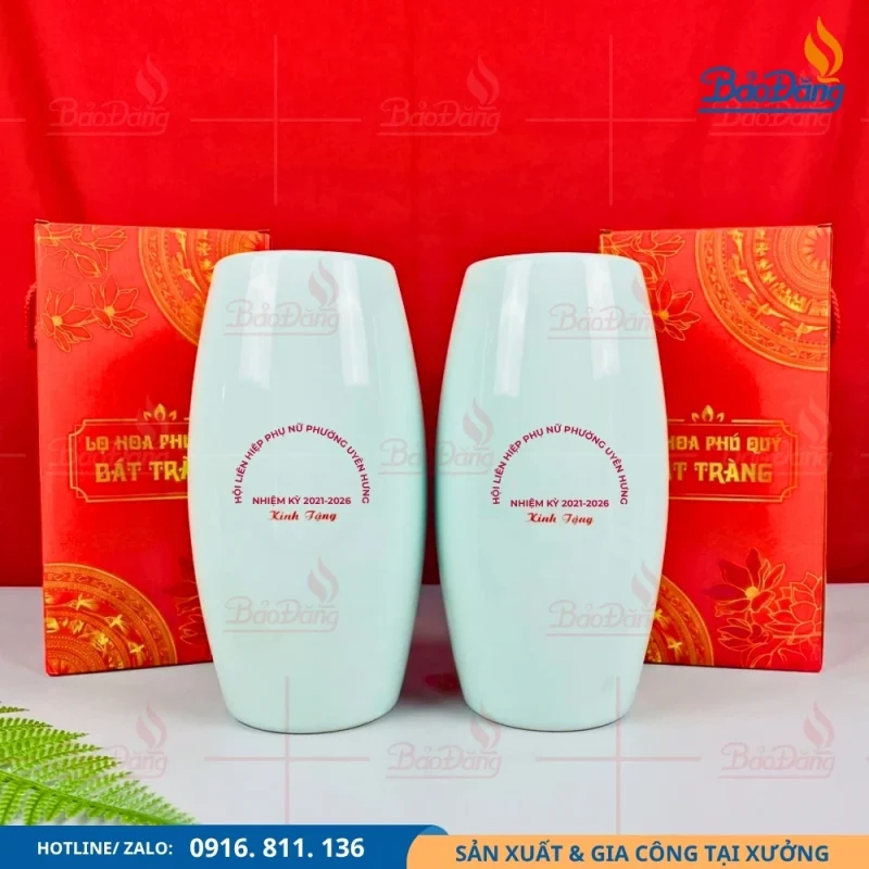 Bình hoa dáng bom men xanh với logo Hội Liên hiệp Phụ nữ