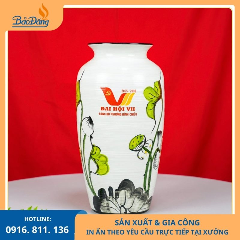 Bình hoa gốm hoa sen in đại hội Đảng bộ phường Bình Chiểu