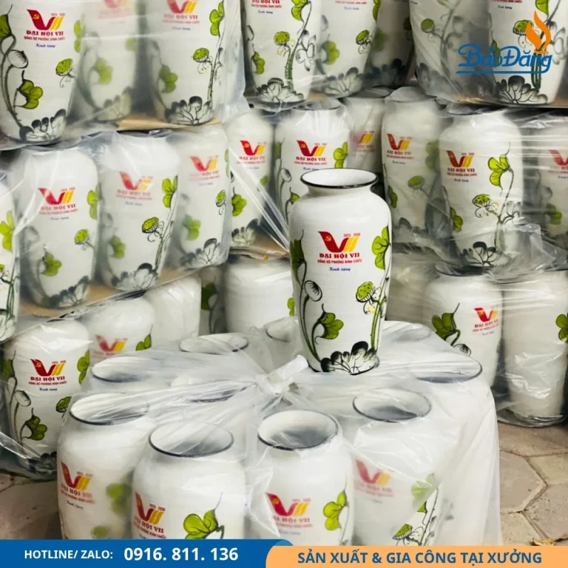 Bình hoa gốm in nội dung đại hội Đảng bộ phường Bình Chiểu