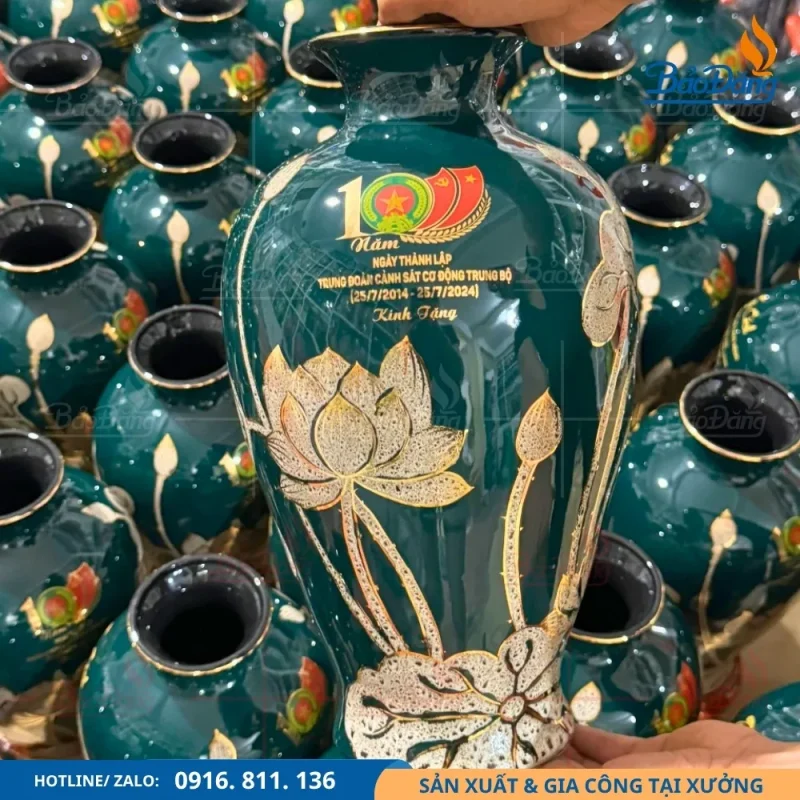 Bình hoa men xanh dành cho chương trình kỷ niệm trung đoàn.