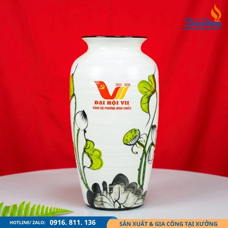 Bình hoa gốm hoa sen dành cho đại hội Đảng bộ phường Bình Chiểu