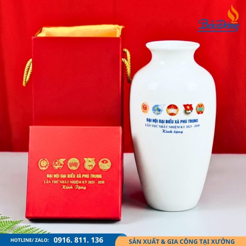 Lọ hoa sứ cổ thắt hoa sen dành cho đại hội xã