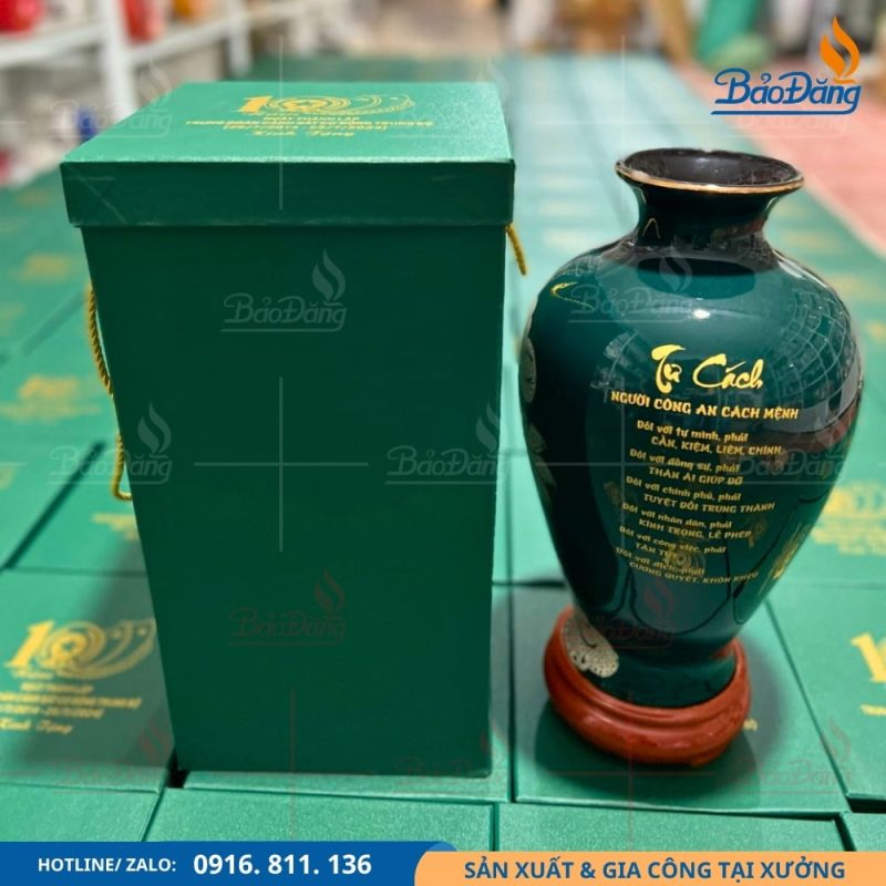 Bình hoa sứ men xanh làm quà tặng kỷ niệm trung đoàn