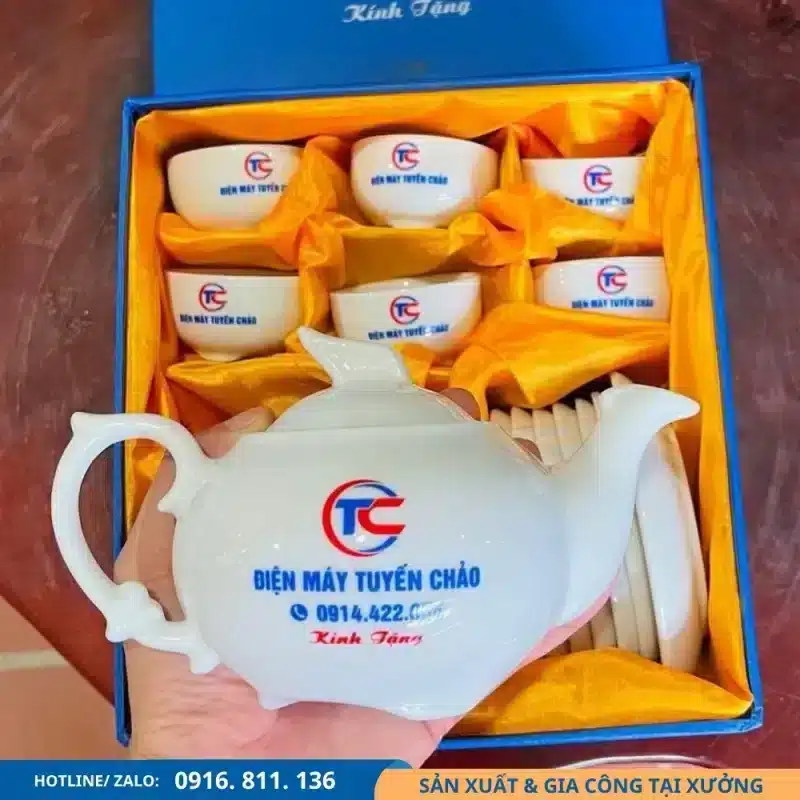 Bộ ấm chén in logo cửa hàng điện máy sang trọng