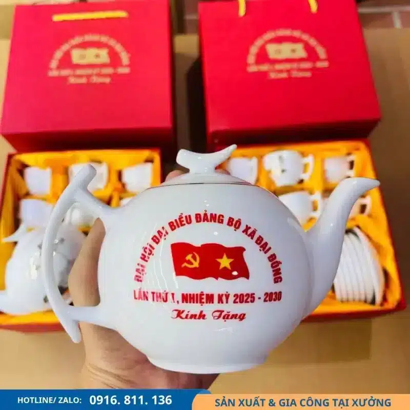 Bộ ấm chén hoa sen vẽ vàng mang ý nghĩa lưu niệm