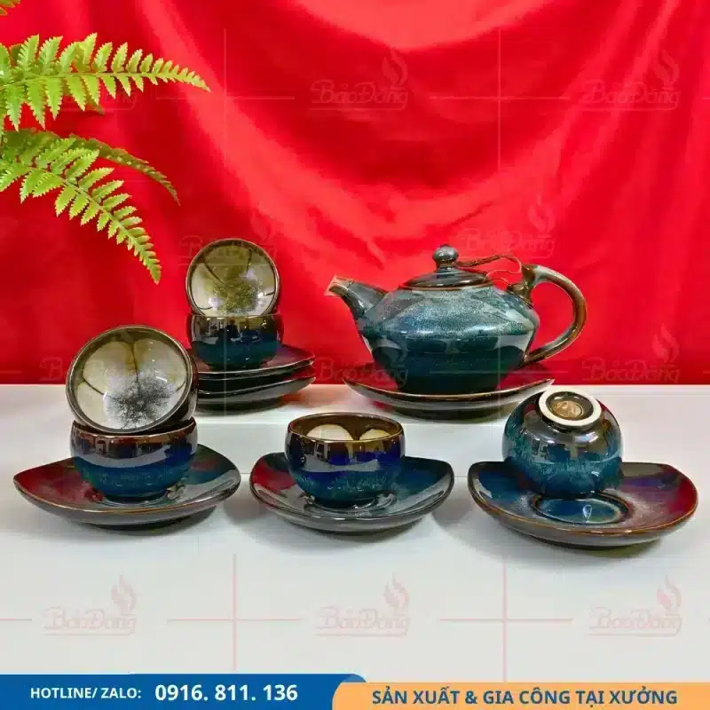 Bộ ấm trà tam giác men xanh loang với màu sắc hài hòa