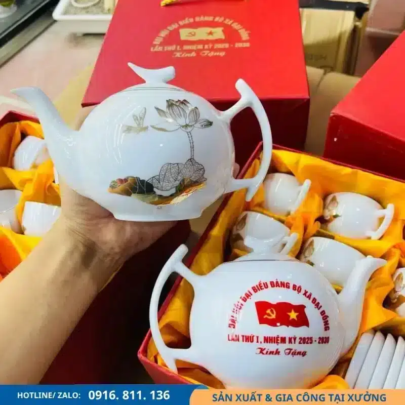 Bộ trà hoa sen vẽ vàng sử dụng trong sự kiện đại hội