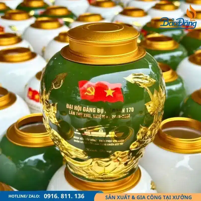 Hũ đựng trà đắp nổi in logo lữ đoàn trang trọng