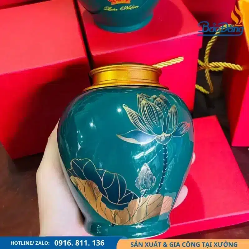 Hũ đựng trà hoa sen in logo xã trang trọng