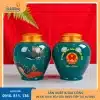 Hũ đựng trà hoa sen làm quà tặng lưu niệm của xã