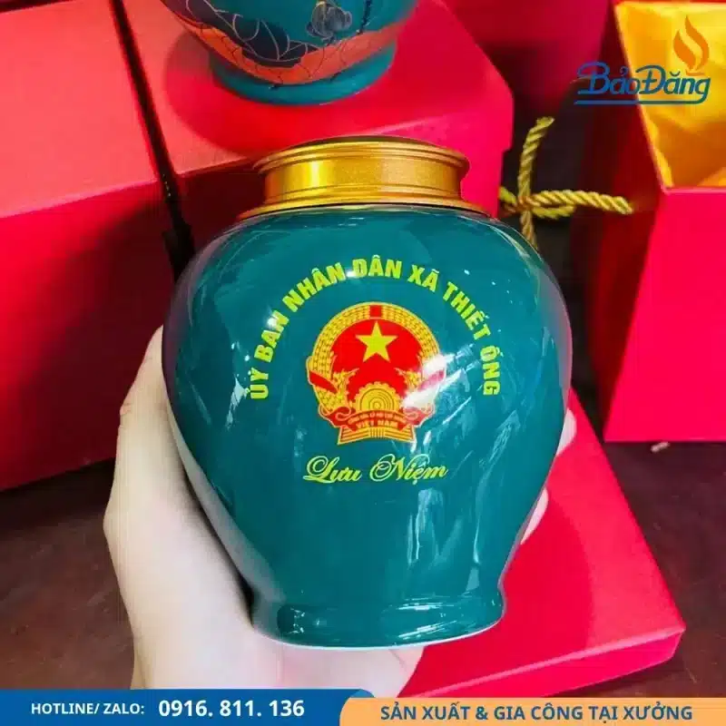 Hũ trà hoa sen mang ý nghĩa lưu niệm địa phương