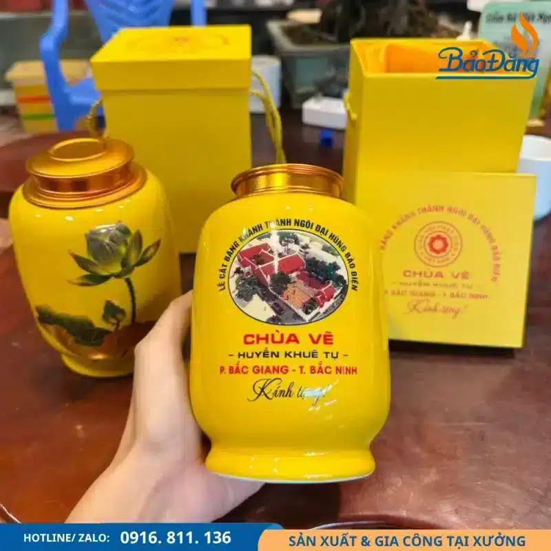 Hũ trà được sử dụng làm quà lưu niệm khánh thành chùa