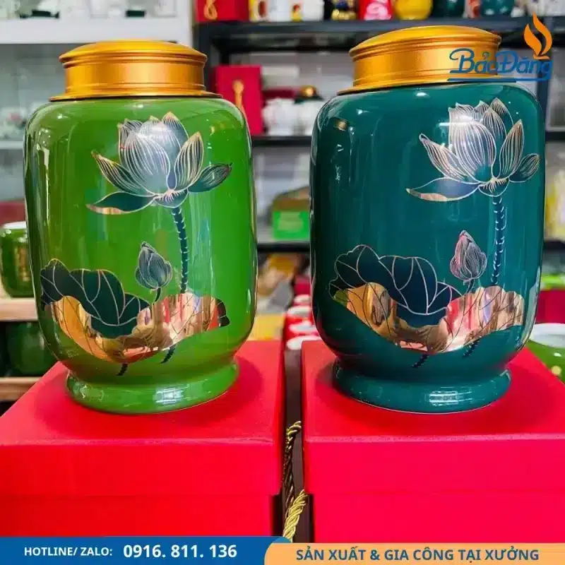 Hũ trà làm quà tặng trong chương trình công an phường