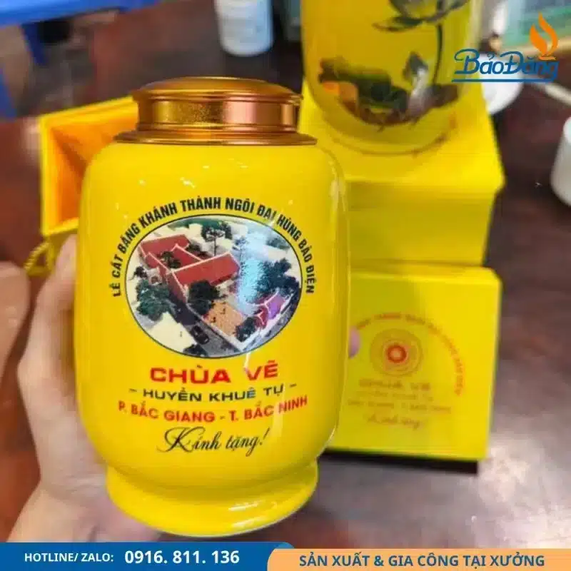 Hũ trà quà tặng cho khách mời tham dự khánh thành chùa