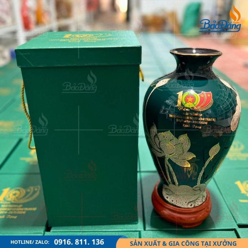 Lọ hoa gốm men xanh kỷ niệm 100 năm cảnh sát cơ động