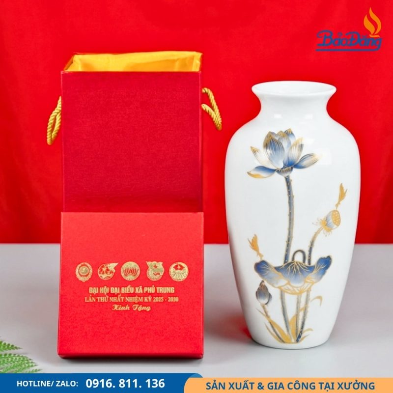 Lọ hoa cổ thắt hoa sen in nội dung đại hội đại biểu xã