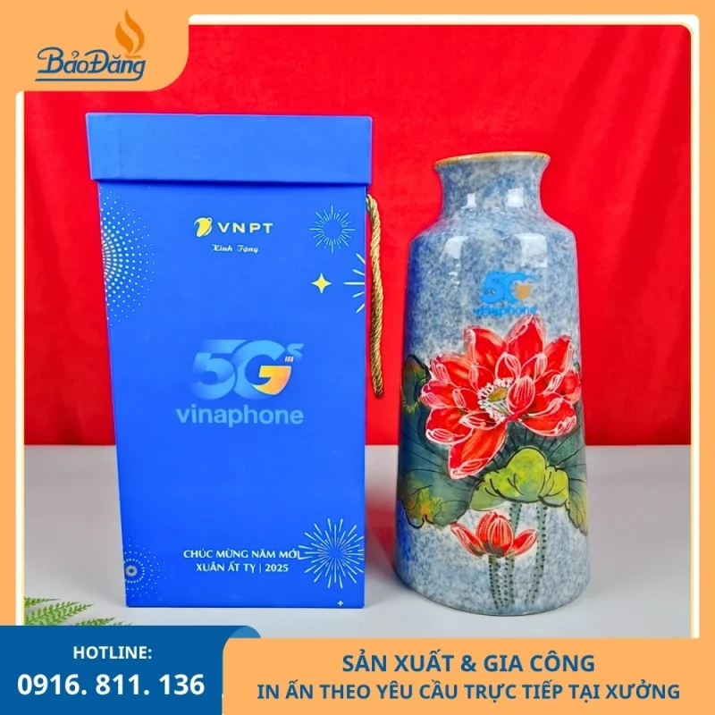 Lọ hoa kiểu chuông men hỏa biến in logo VNPT sang trọng