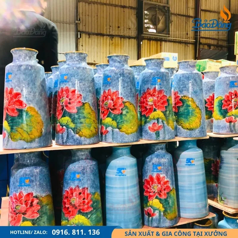 Lọ hoa men hỏa biến dáng chuông in logo VNPT