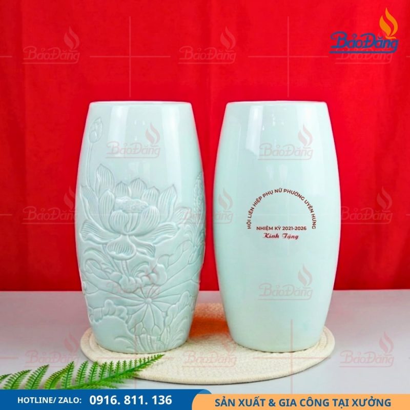 Lọ hoa men xanh dáng bom dành cho Hội Liên hiệp Phụ nữ