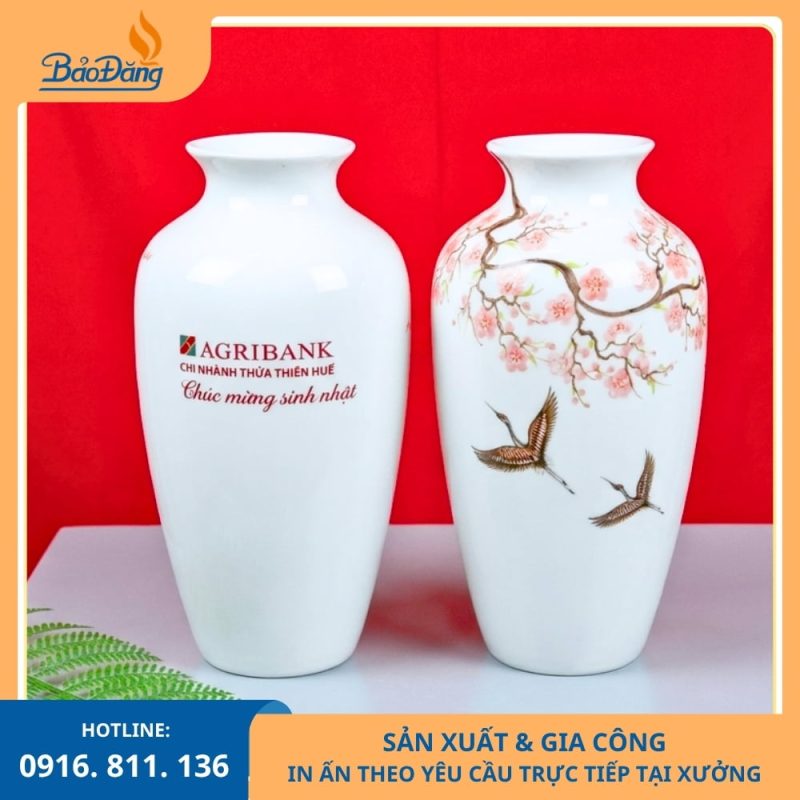 Lọ hoa sứ chim hạc in logo Agribank nổi bật