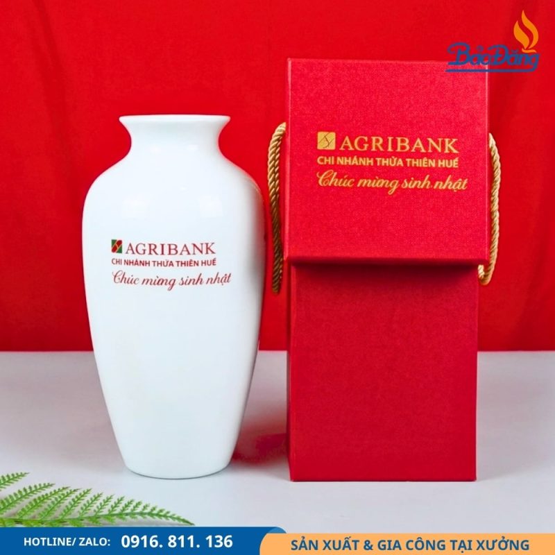 Lọ hoa chim hạc in logo Agribank làm quà sinh nhật nhân viên