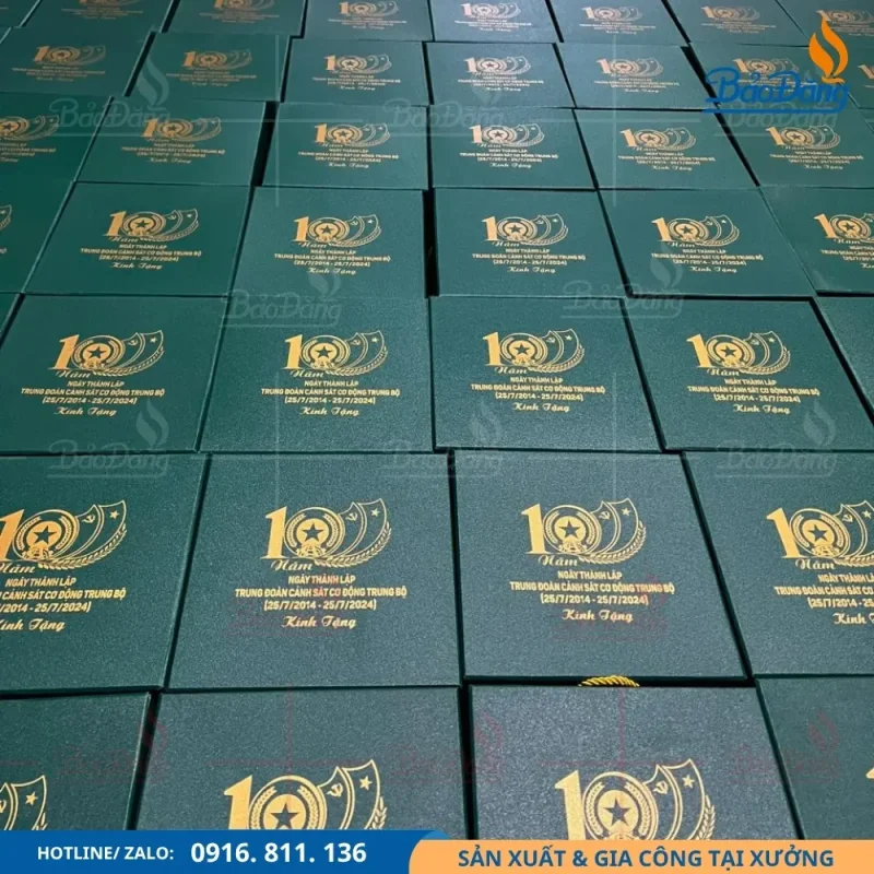 Lọ hoa sứ lưu niệm nhân dịp 100 năm trung đoàn cảnh sát cơ động