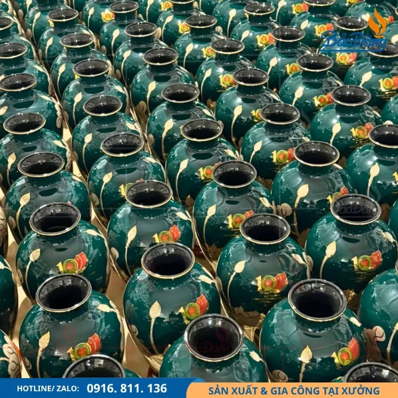 Lọ hoa sứ men xanh in nội dung kỷ niệm 100 năm trung đoàn