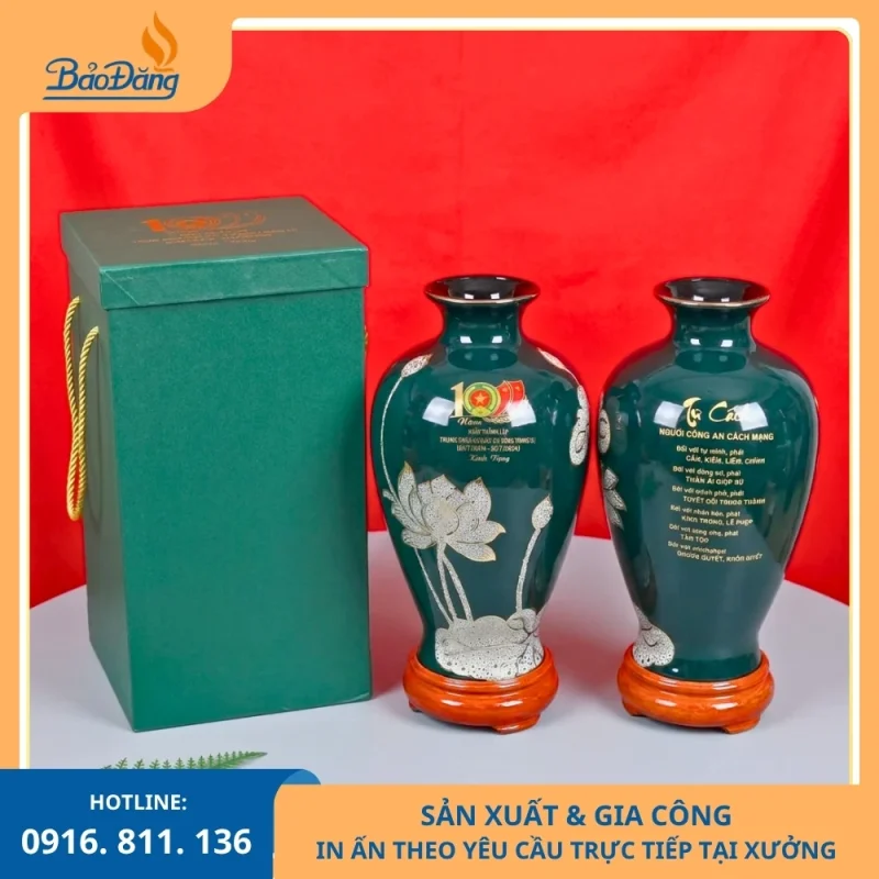 Lọ hoa sứ men xanh kỷ niệm 100 năm trung đoàn cảnh sát cơ động