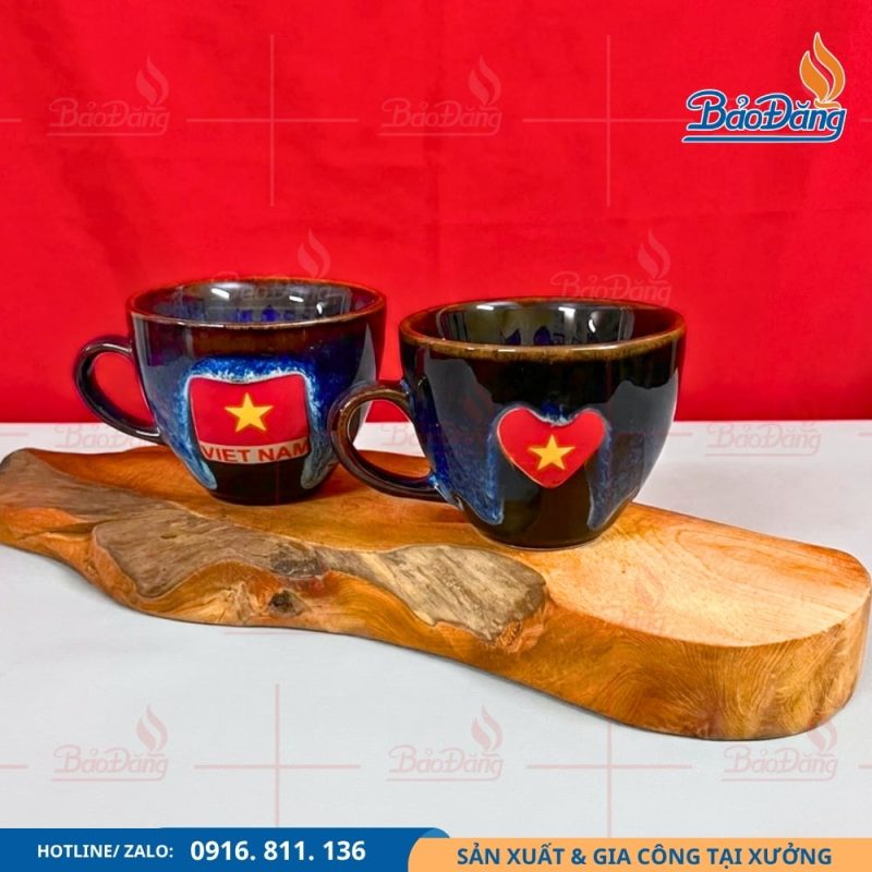 Ly sứ hỏa biến dùng uống cà phê với họa tiết cờ Việt Nam.