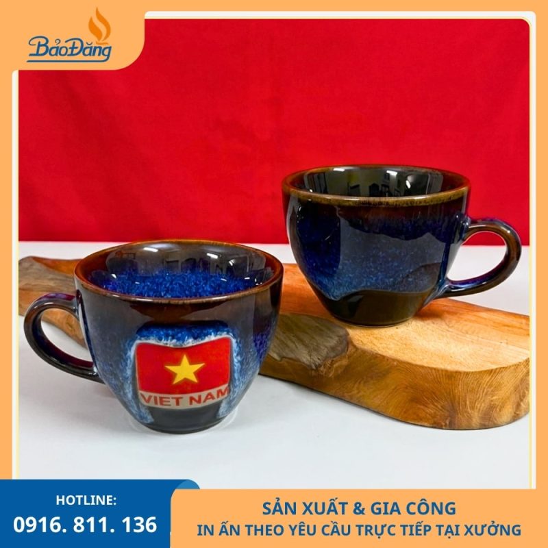 Ly sứ men hỏa biến với họa tiết lá cờ Việt Nam