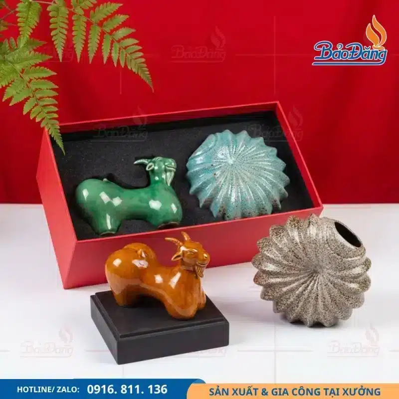 Tượng dê mini và lọ hoa decor là quà tặng độc đáo