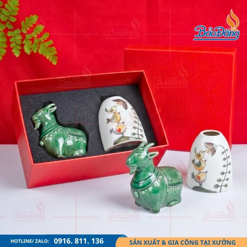 Set quà tặng gồm tượng dê mini và lọ hoa decor trang trí